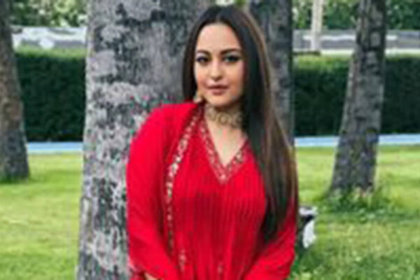 Sonakshi Sinha loses cool at paparazzi outside event, says 'jab tak aap nahi jaoge, main nahi baithungi' |