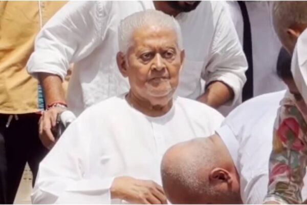 Sunila Sharma: Pyarelal Sharma bids final goodbye to wife Sunila Sharma in wheelchair - watch video | Hindi Movie News