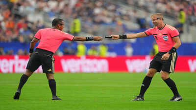 'You had one job': Bizarre referee mistake leaves France vs Spain World Cup semi-final in awkward pause | Football News