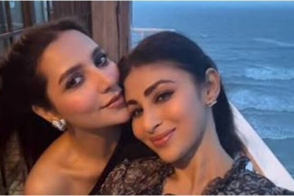 'Asked her to come, she booked in 10 minutes': Mouni Roy pens emotional note for Subhashree Ganguly for rushing to her side after paparazzi row; fans ask, 'are you okay?' | Hindi Movie News
