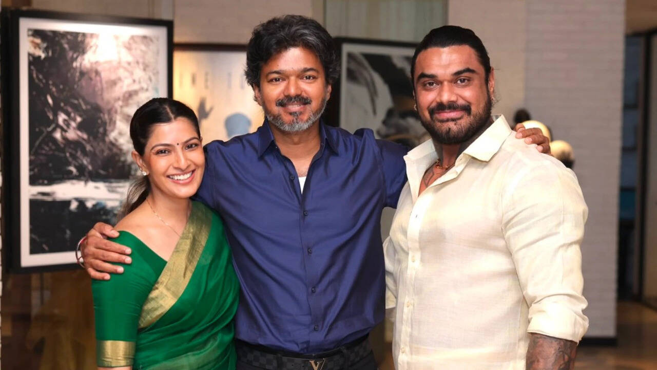 Varalaxmi Sarathkumar: 'I will always be a Vijay Veriyan,' Varalaxmi Sarathkumar shares heartfelt note after meeting 'Jana Nayagan' star CM Vijay | Tamil Movie News