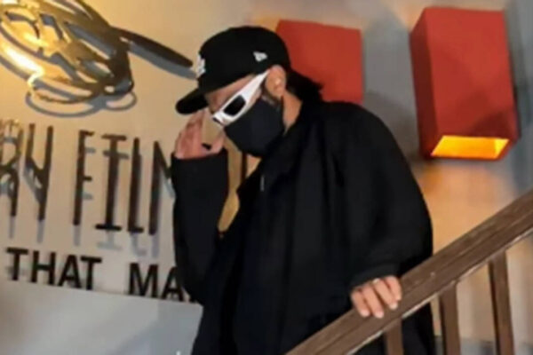 Ranveer Singh hides his new look during visit to Hansal Mehta's office ahead of 'Pralay' shoot - Watch video | Hindi Movie News