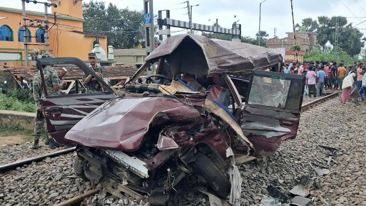 Four schoolkids die as train rams pool car at open level crossing, gateman arrested | Kolkata News