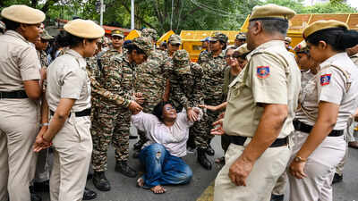 Round-the-clock surveillance, barricading, extra forces: Delhi Police gear up for CJP's 'Sansad chalo' march | India News