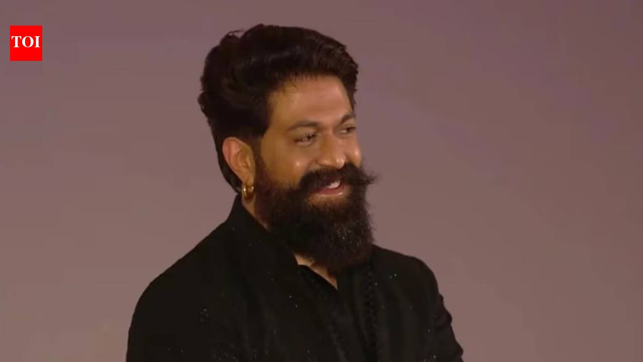Yash blushes on receiving thunderous 'Daddy's Home' chants at 'Ramayana' Pratham Sankalap event in Delhi - WATCH | Hindi Movie News
