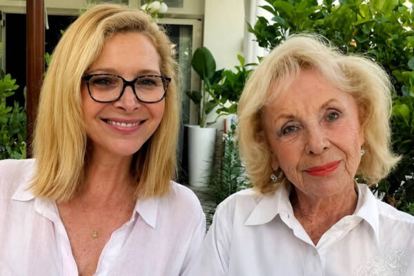 Friends star Lisa Kudrow recalls eerie moments after her mother Nedra Stern's death, says she believes her late mom 'texted' her from beyond: 'It happened three times' | English Movie News