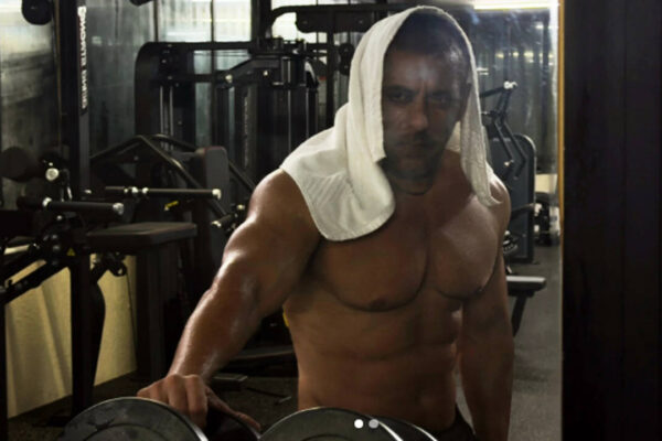 Salman Khan shows off RIPPED physique in gym photos; shares cryptic message for critics: 'Jo darr gaya vo mar gaya...' |