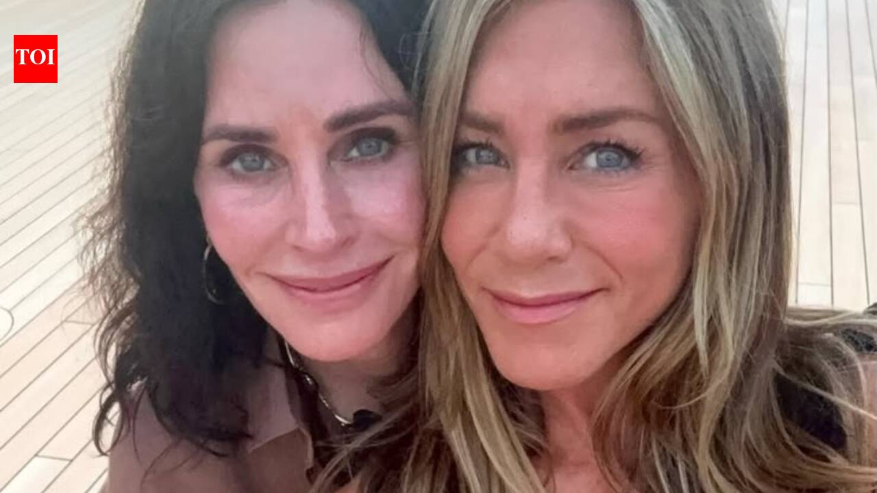 Jennifer Aniston and Courteney Cox vacation in Spain with Pedro Pascal and Jim Curtis |