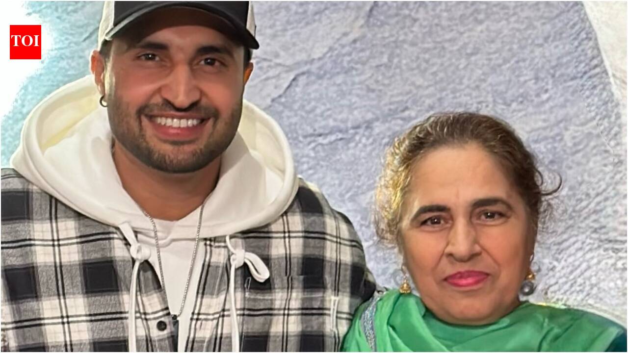 Ravinder Kaur Death News: Punjabi singer Jassie Gill mourns mother Ravinder Kaur's death; shares emotional tribute, final prayer ceremony to be held in Ludhiana on August 5: 'Har janam main tera putt hova' | Punjabi Movie News