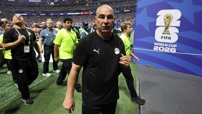 New World Cup clip shows Egypt coach screaming in Scaloni's face as Argentina boss refuses to react after VAR storm