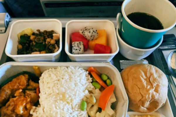 Airline pilots don't eat the same meal and never at the same time, the reason behind this is more unsettling than you think |