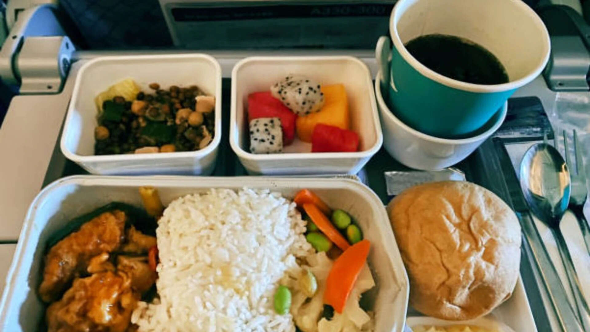 Airline pilots don't eat the same meal and never at the same time, the reason behind this is more unsettling than you think |