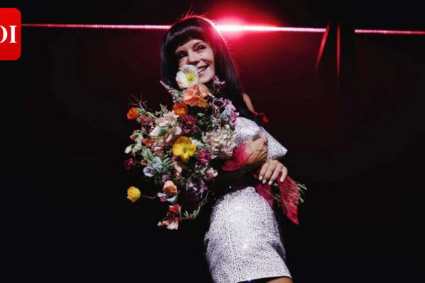 Lily Allen defends her one-hour show amid criticism: 'It's my artistic choice not to talk to the audience' |