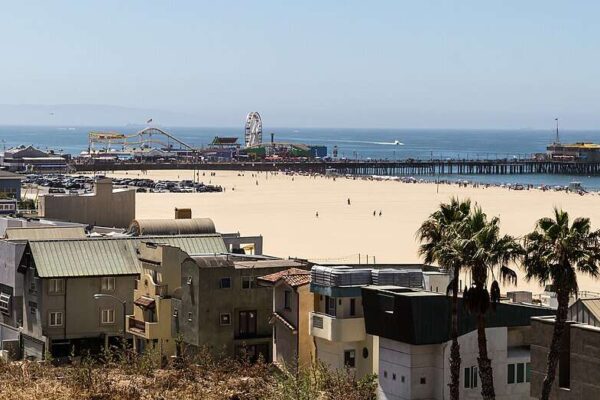 Los Angeles Coated 700,000 Sq Ft of Dark Asphalt With Reflective Material; During Extreme Heat, Local Air Was Up to 1.9°C Cooler | World News