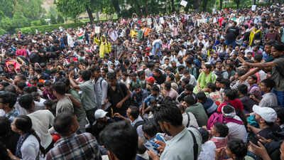 CJP's 'Chalo Sansad' march: Clash breaks out between RPF personnel and protesters; police use lathis to disperse crowd | Delhi News