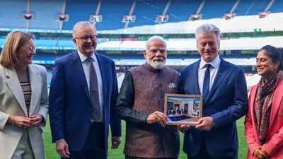 PM Modi gifts Steve Waugh rare framed photo during MCG visit | Cricket News