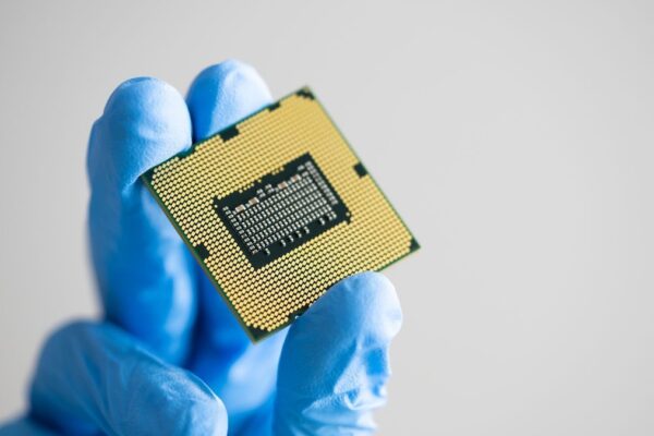 Chipmakers' Volatility: S&P 500 Profit Growth, AI Demand, and Market Reassessment