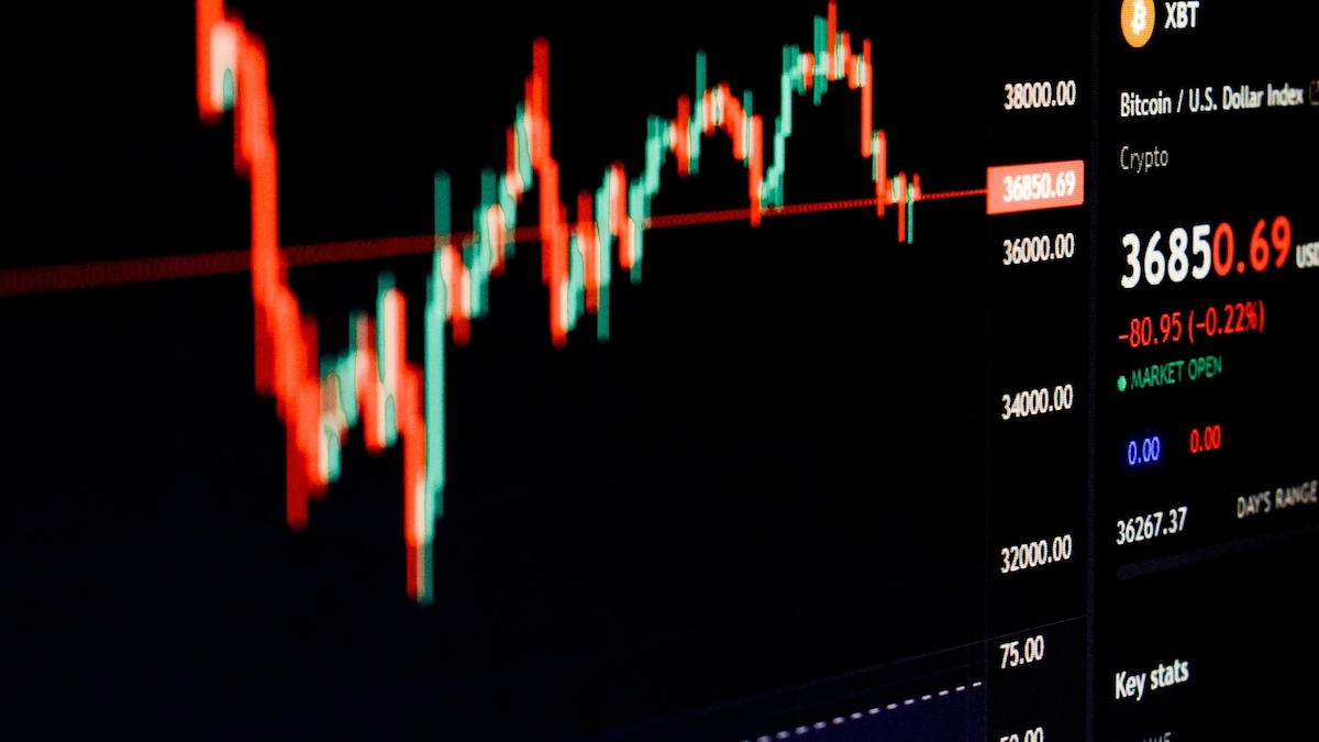 Asian Shares Decline as Oil Prices Rise After US Strikes Iran, Gold Falls, Bitcoin Down