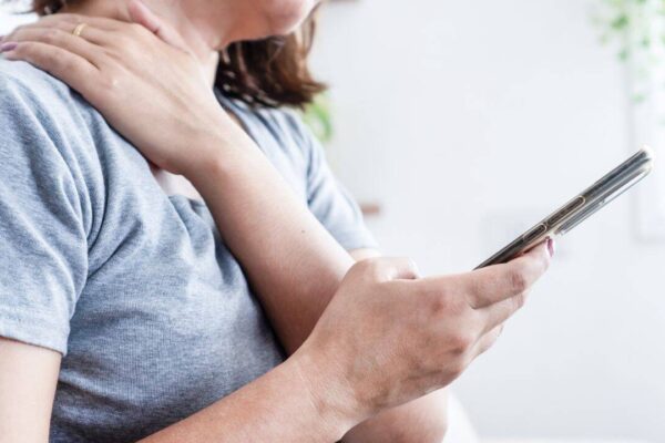Do you have a 'Phone body'? Has your phone changed you, 6 subtle signs people really notice