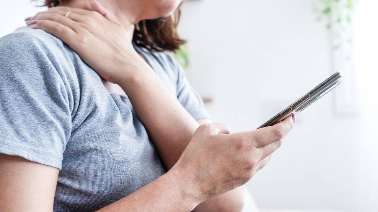 Do you have a 'Phone body'? Has your phone changed you, 6 subtle signs people really notice
