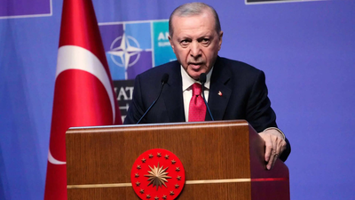 Turkey's Erdogan gifts Starmer, Carney engraved pistols at Nato Summit