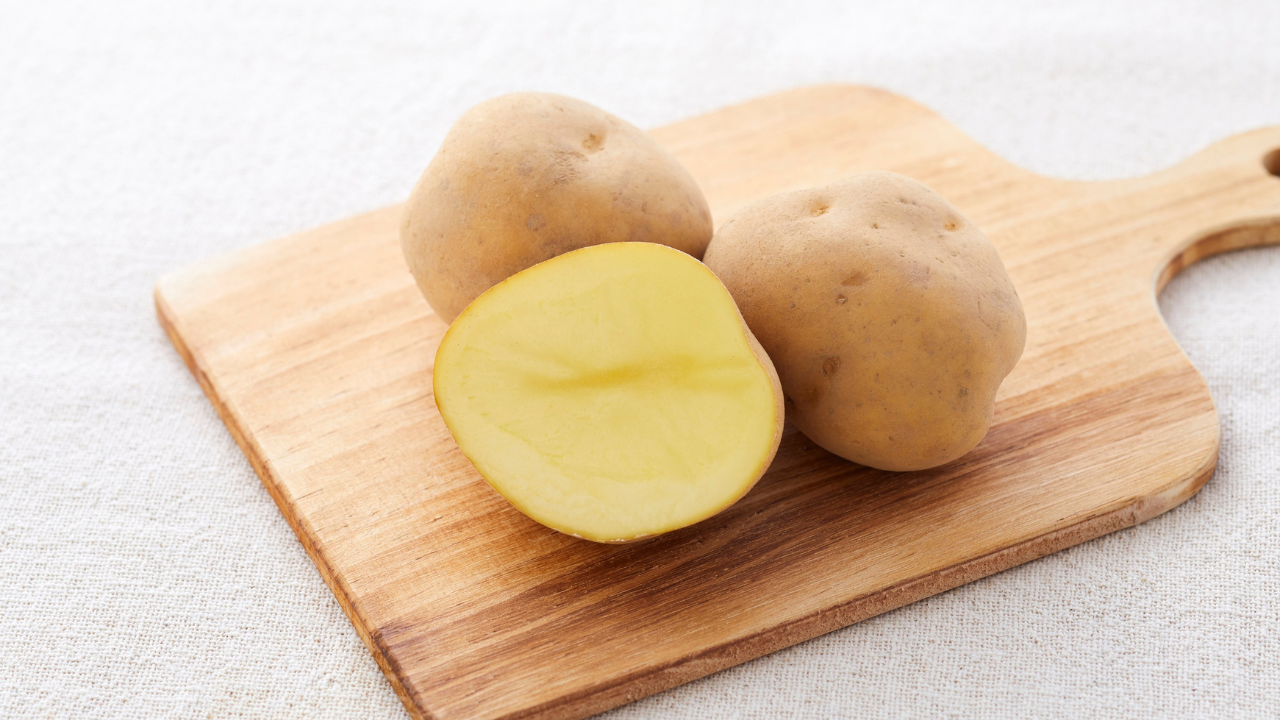 People are mixing potato peels with baking soda to remove rust. Does it actually work? |