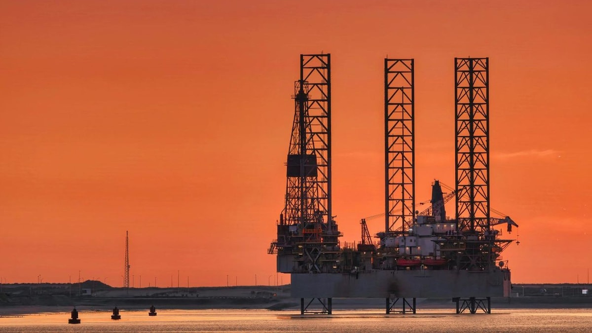 Oil prices fall as tankers continue to ply West Asia conflict zones