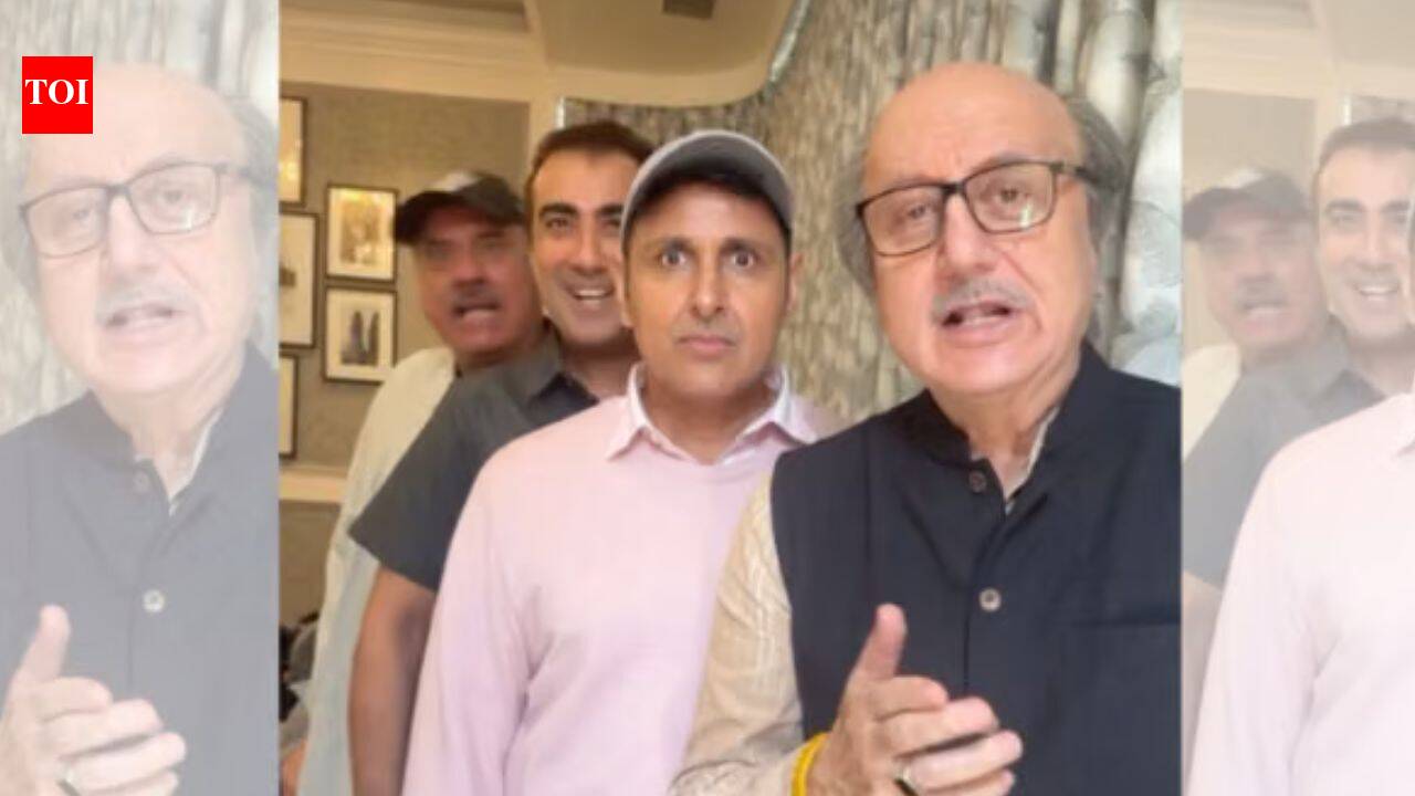 Anupam Kher hops on viral 'Mere Mehboob Qayamat Hogi' trend from CJP protest with 'Khosla Ka Ghosla 2' co-stars Boman Irani, Ranvir Shorey and Pravin Dabas ahead of August release - WATCH | Hindi Movie News