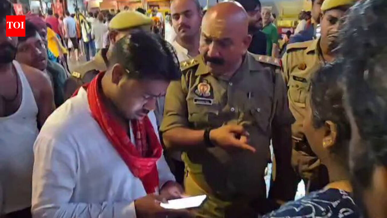 Woman pays ₹4,000 to 'priest' for VIP darshan at Kashi Vishwanath temple, police step in: 'Saari duniya free mein darshan kar rahi hai... tum ₹4,000 kyun le rahe ho?'