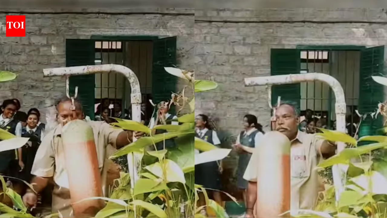 Das Uncle: "After 38 years, Das uncle rang his last bell": Students bid a teary-eyed farewell to school peon and 'heartbeat'