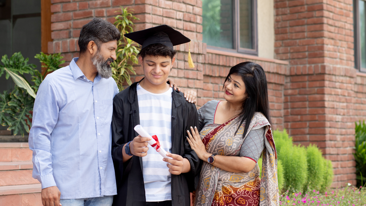Teenagers who feel close to their parents may make safer choices as adults, study finds: Why staying connected to your child matters more than parents think |