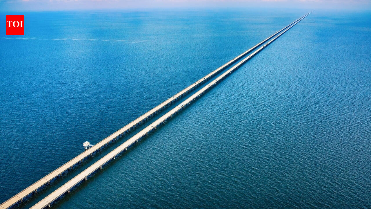 Why people driving through the bridge over Lake Pontchartrain Causeway in Louisiana, sometimes get so scared that they have to call police midway