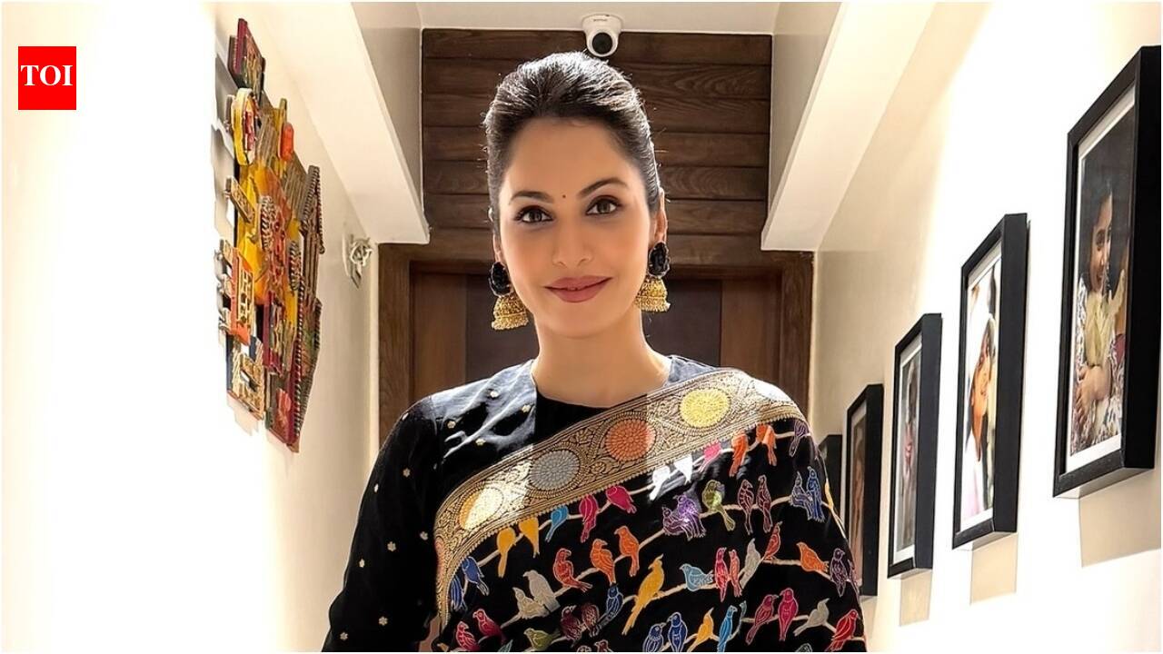 'Call me Andhbhakt’: Isha Koppikar says her devotion is for India, not any political party - watch video | Hindi Movie News