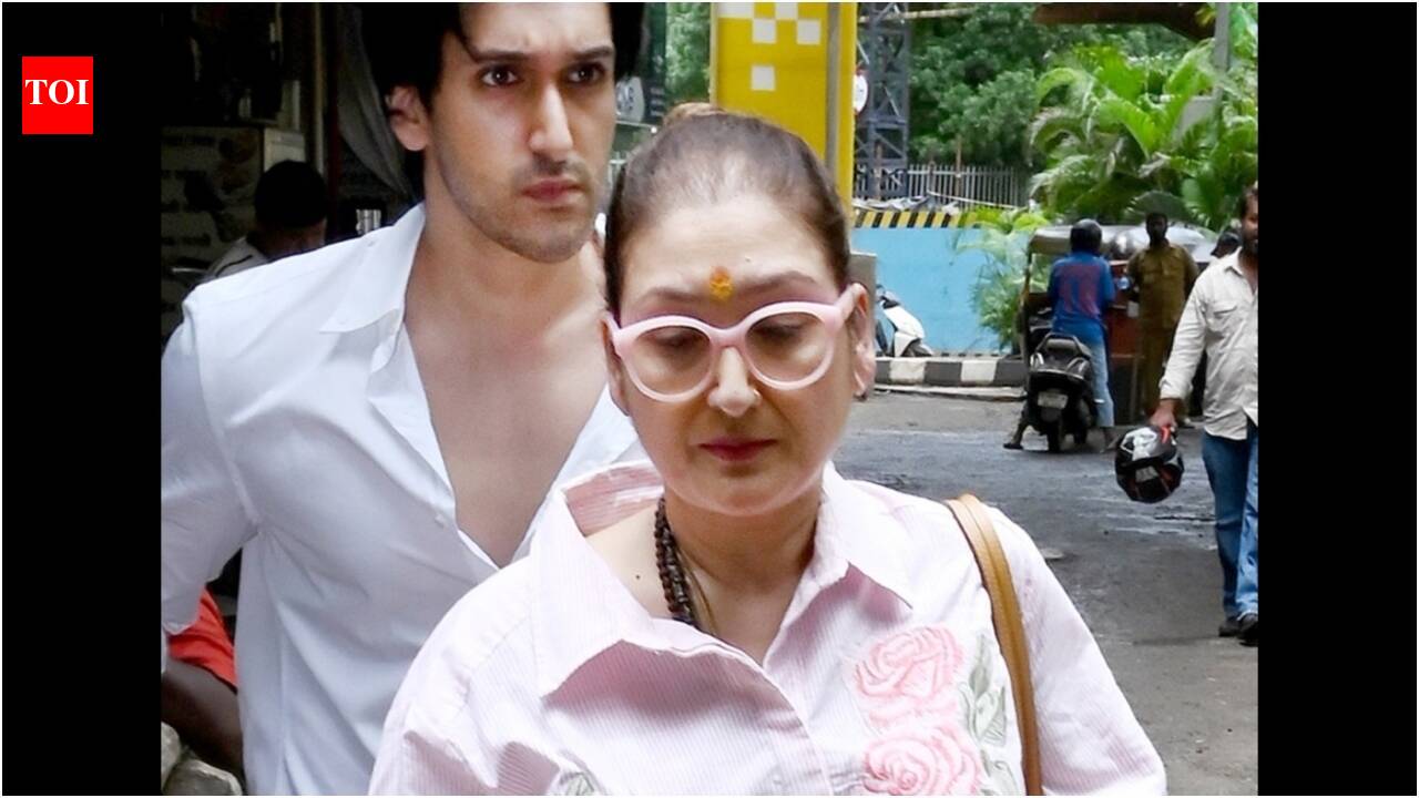 Amid divorce buzz, Sunita Ahuja visits family court with son Yashvardhan, gives cryptic reply to paps — Watch | Hindi Movie News