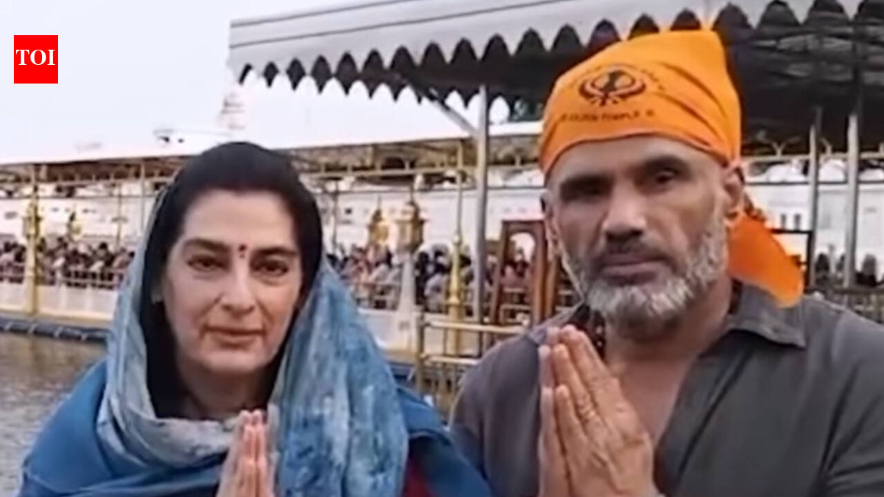 Suniel Shetty and wife Mana seek blessings at Golden Temple in Amritsar; actor buys aam papad for her at local shop | Hindi Movie News