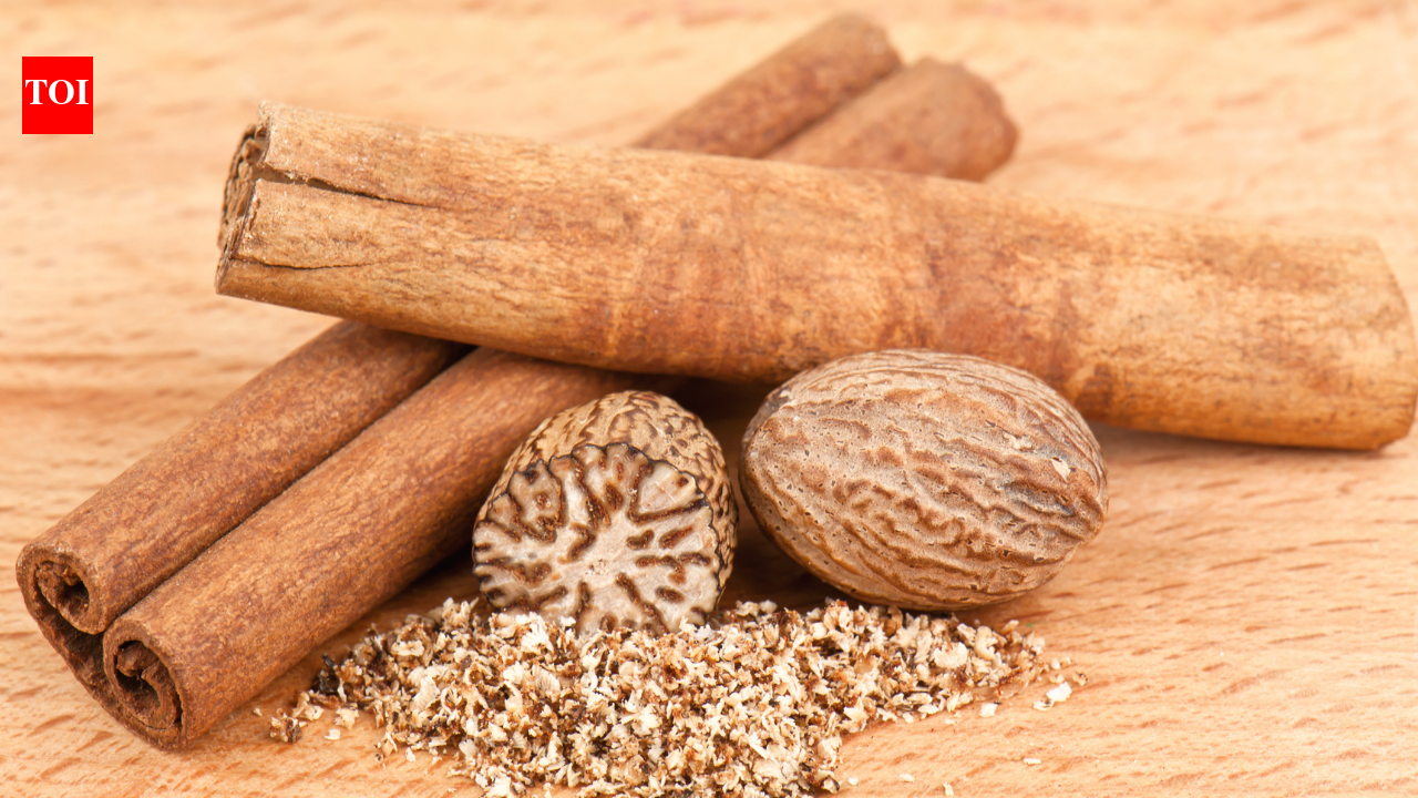 Cinnamon And Nutmeg: Cinnamon and Nutmeg: Simple step-by-step guide to making an organic and environmentally friendly room freshener