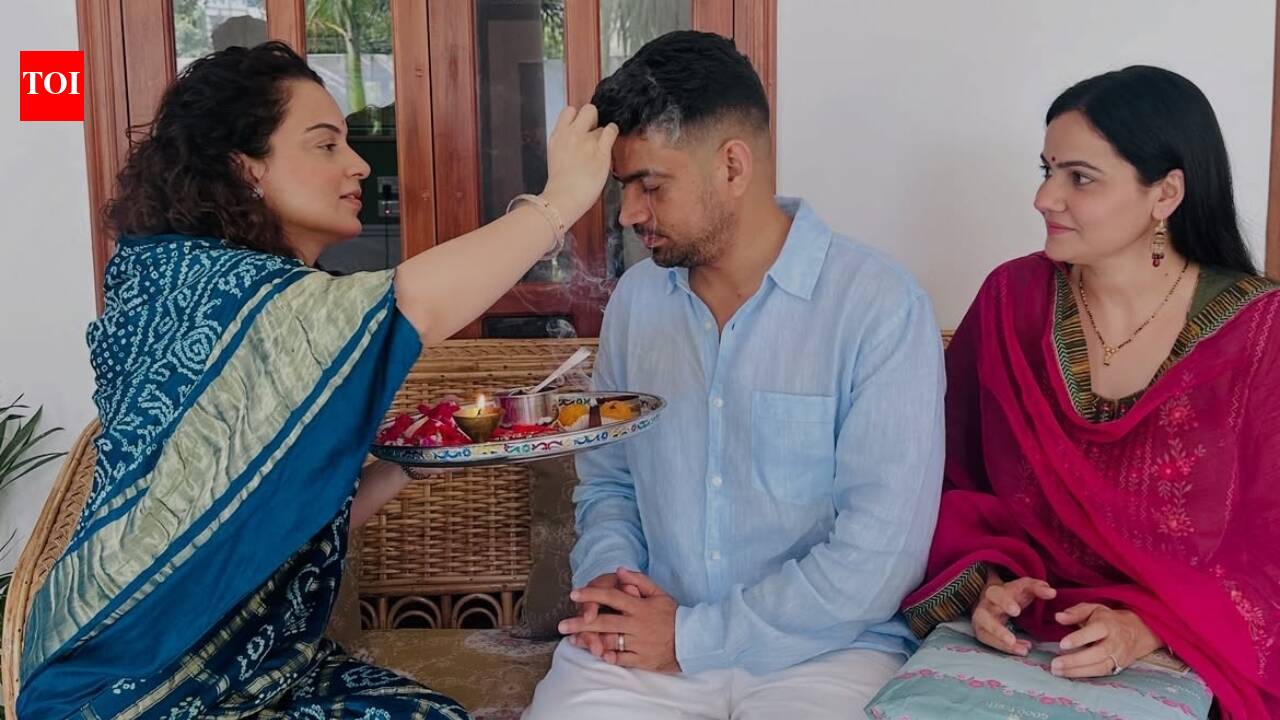 Kangana Ranaut celebrates Raksha Bandhan in a saree with teeka, aarti thali and traditional rituals after criticising Kriti Sanon’s ad and her outfit: PICS | Hindi Movie News