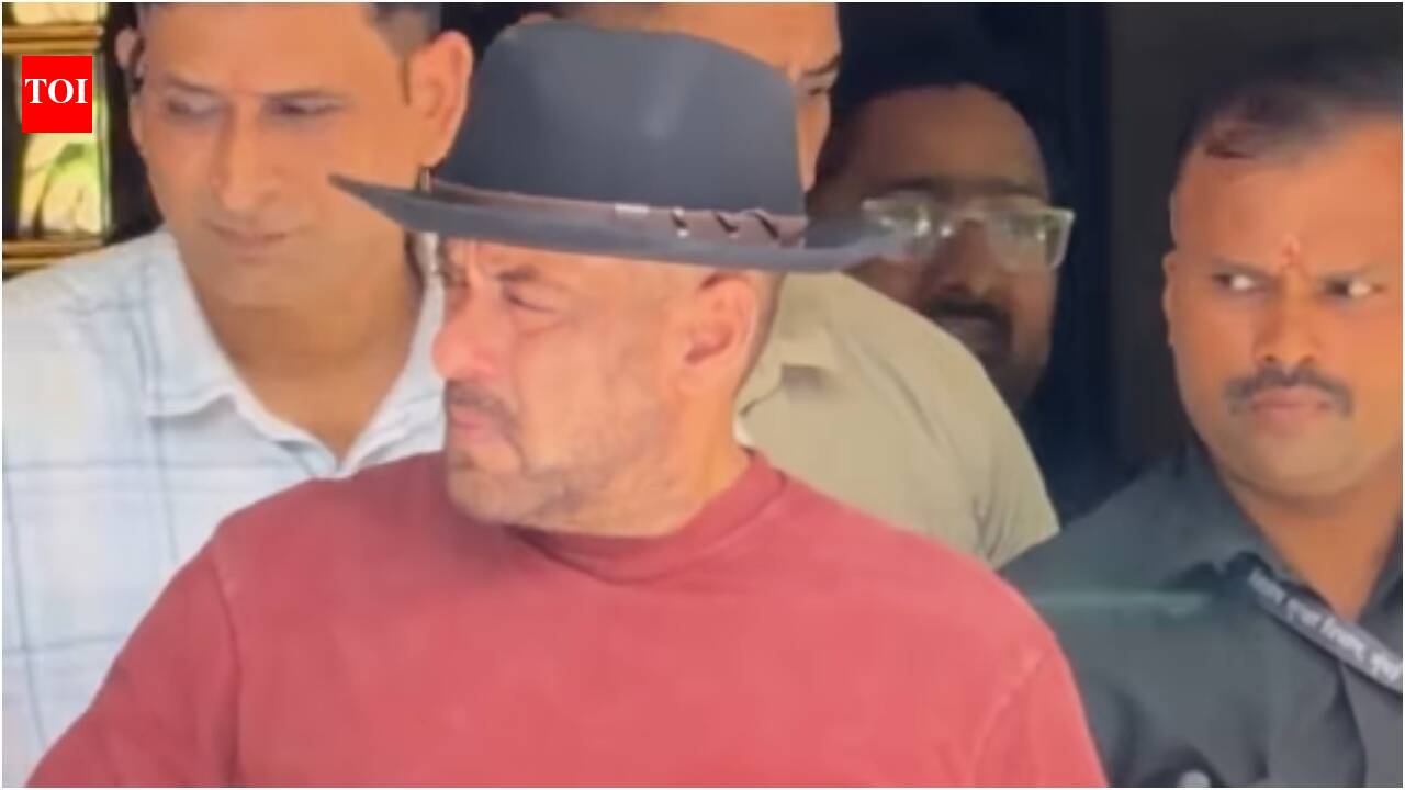'Tika' on forehead, 'Rakhis' on hand, Salman Khan spotted after celebrating Raksha Bandhan with sisters Alvira and Arpita | Hindi Movie News