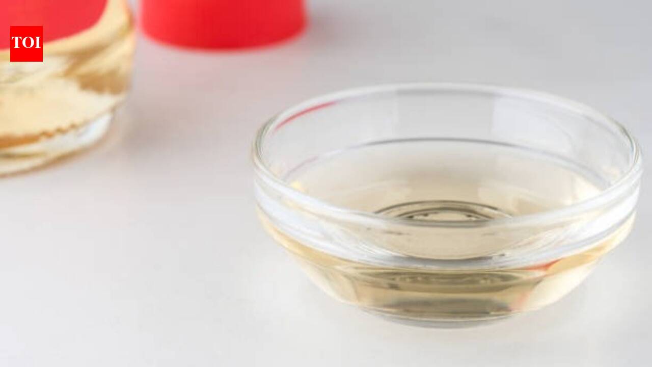 Vinegar Odour Neutralization: Place a bowl of vinegar in a smelly room: What this simple DIY can actually do