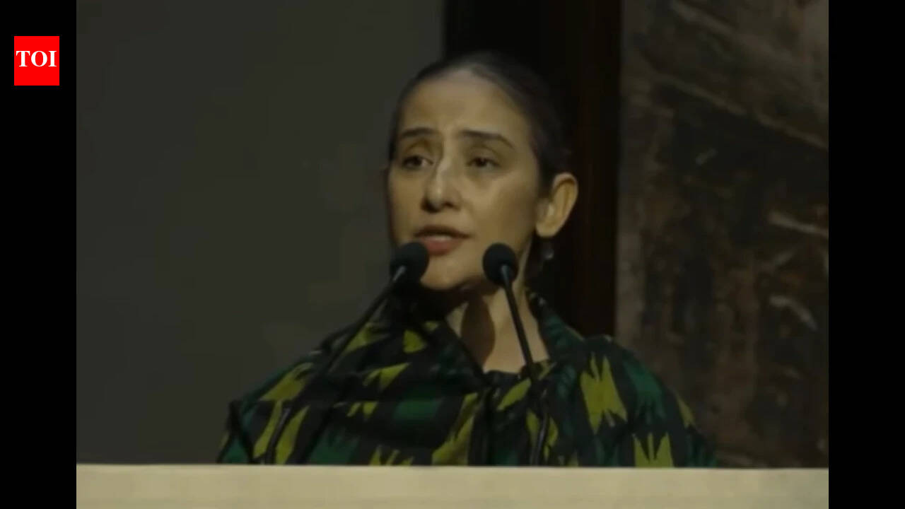 Manisha Koirala holds back tears as she talks about Nepal floods, urges the internationl community to help by not cutting down on tourism: 'Can the pain not be lessened? Please, God' | Hindi Movie News