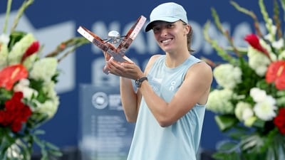 Iga Swiatek beats Elena Rybakina in Toronto for her first WTA Tour title of the year