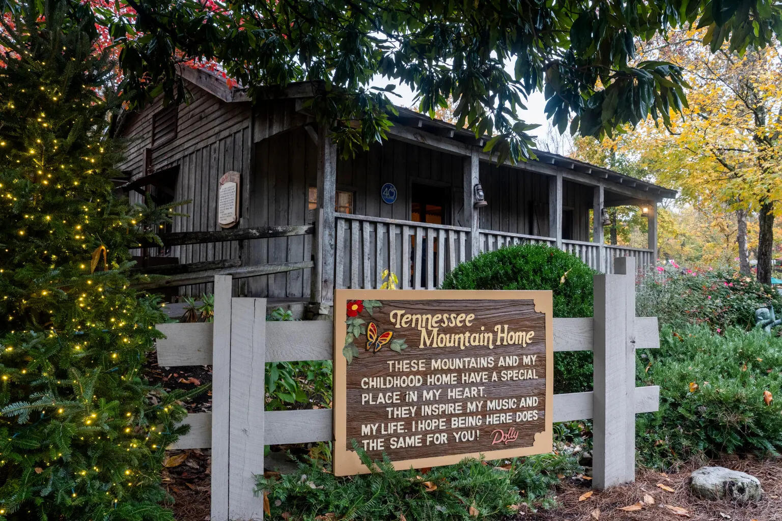 Dolly Parton grew up with 11 siblings in a two-room Tennessee cabin without electricity or running water; in 1986 she recreated the humble home at Dollywood | English Movie News