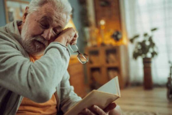 Psychology says people who still read physical books instead of e-books have these 7 unique psychological strengths