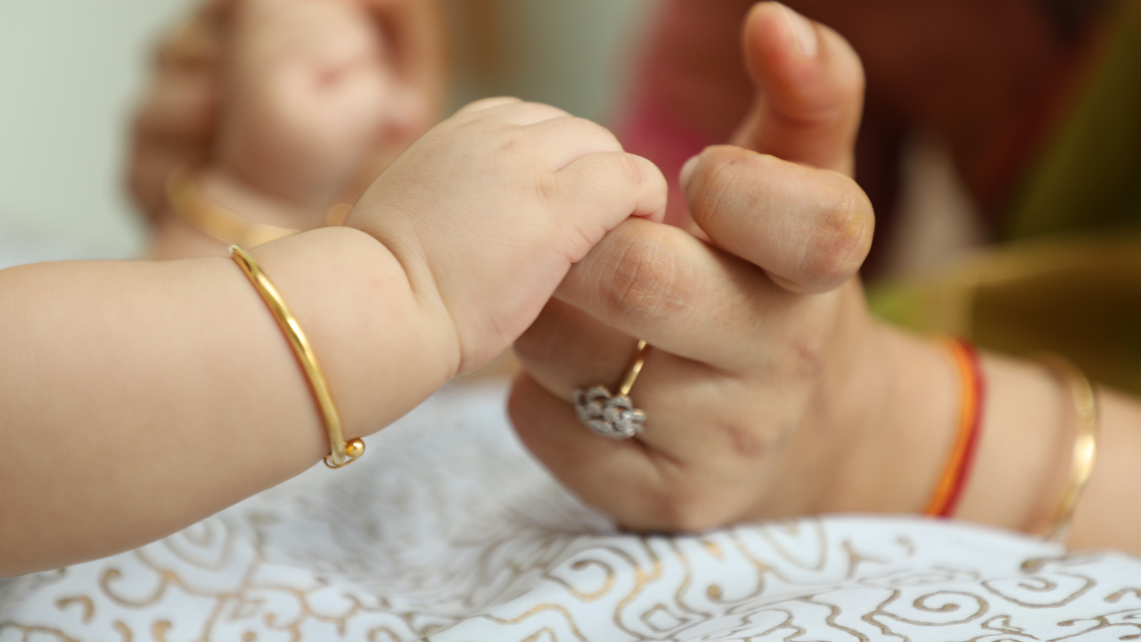 Why new mothers may develop painfully dry hands and how to care for them