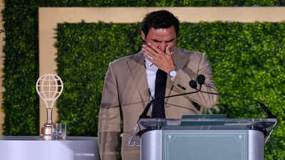 ‘Oh gosh, this such a mess’: Roger Federer breaks down during Hall of Fame speech - Watch | Tennis News