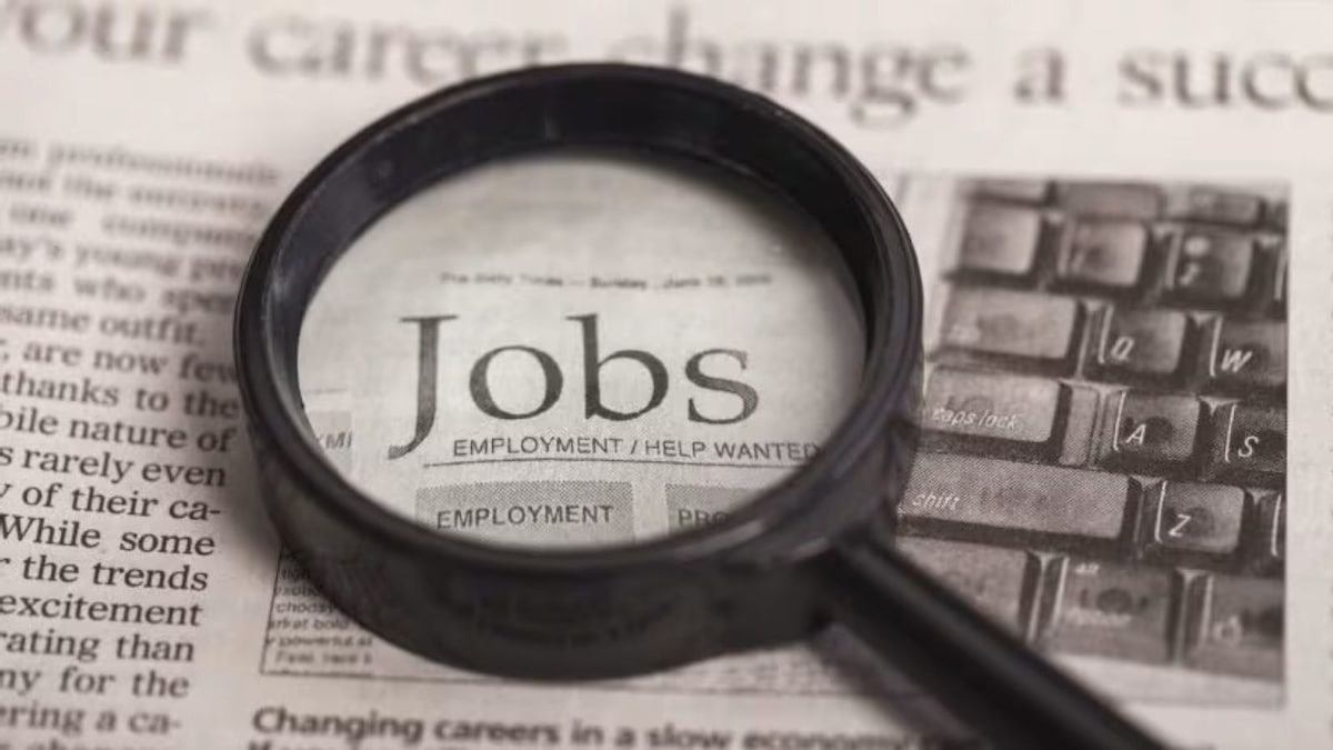 US jobless claims rise to 209,000, but layoffs remain historically low