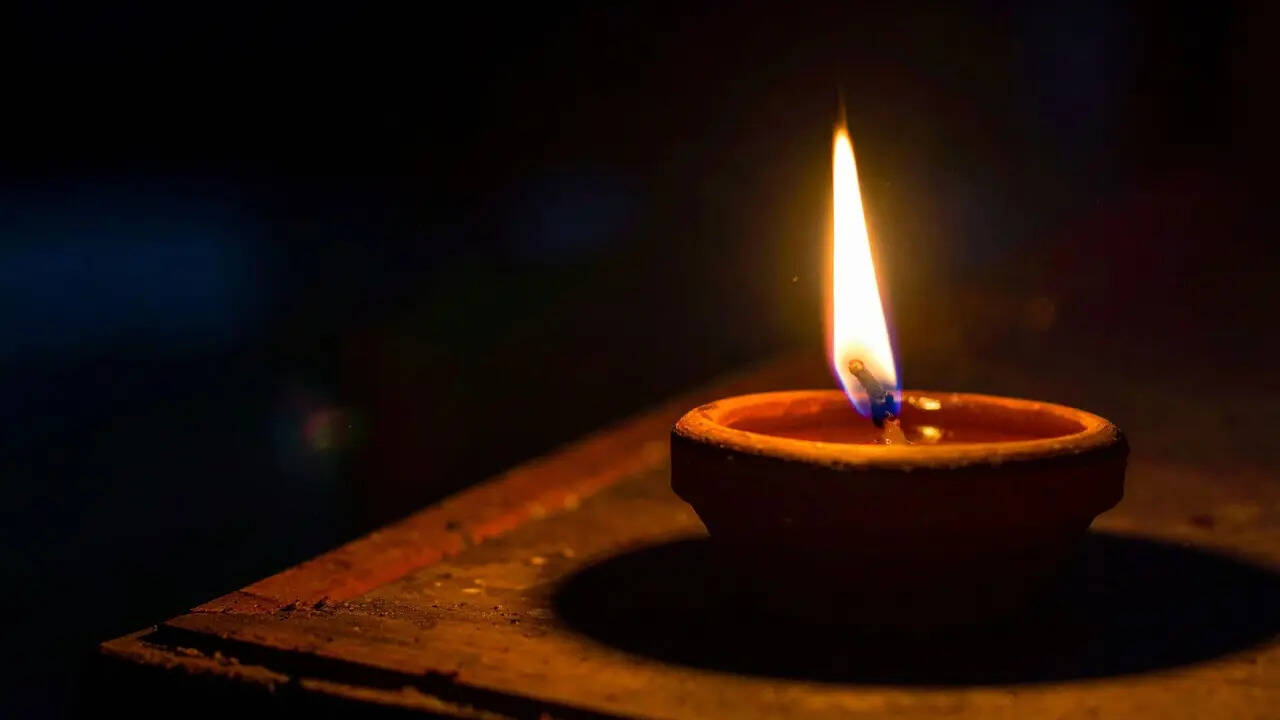 Why do we light diyas? 5 spiritual meanings behind this everyday ritual
