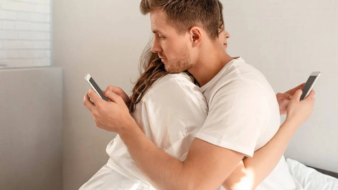 5 everyday phone habits that may be damaging your relationship without you noticing