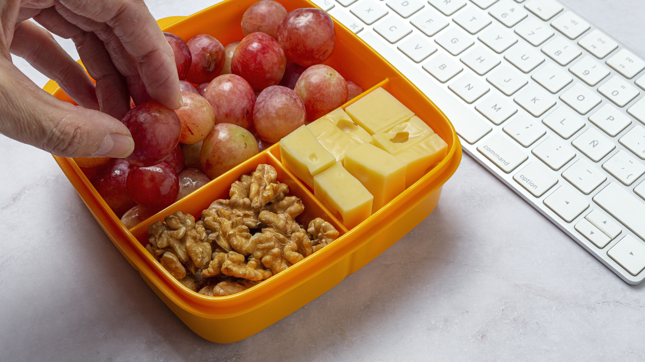 Keep these 8 foods at your desk for the 4 pm hunger attack