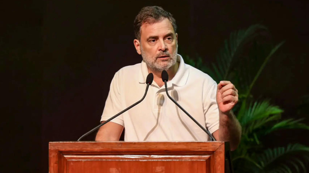 Rahul Gandhi at Parliament Street police station to lodge complaint